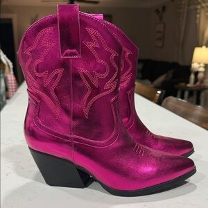 Soda Metallic Fuchsia Heeled Boots
